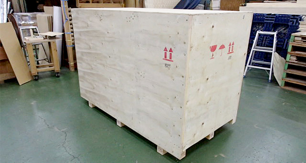 ケース梱包（密閉合板箱）